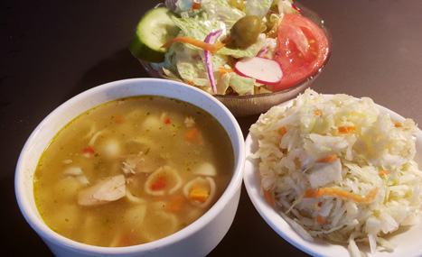  soupe poulet et nouilles, salade fraîche du jardin et salade de chou fait maison