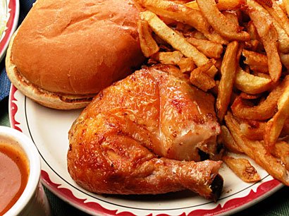 cuisse de poulet rôti au charbon de bois dur avec  frites fraîchement coupées